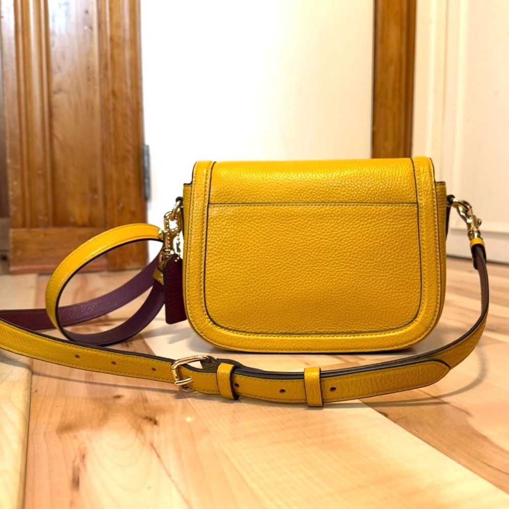 Coach Yellow Leather Horse & Carriage Saddlebag Excellent Condition 8”x6”x3” - Picture 2 of 9